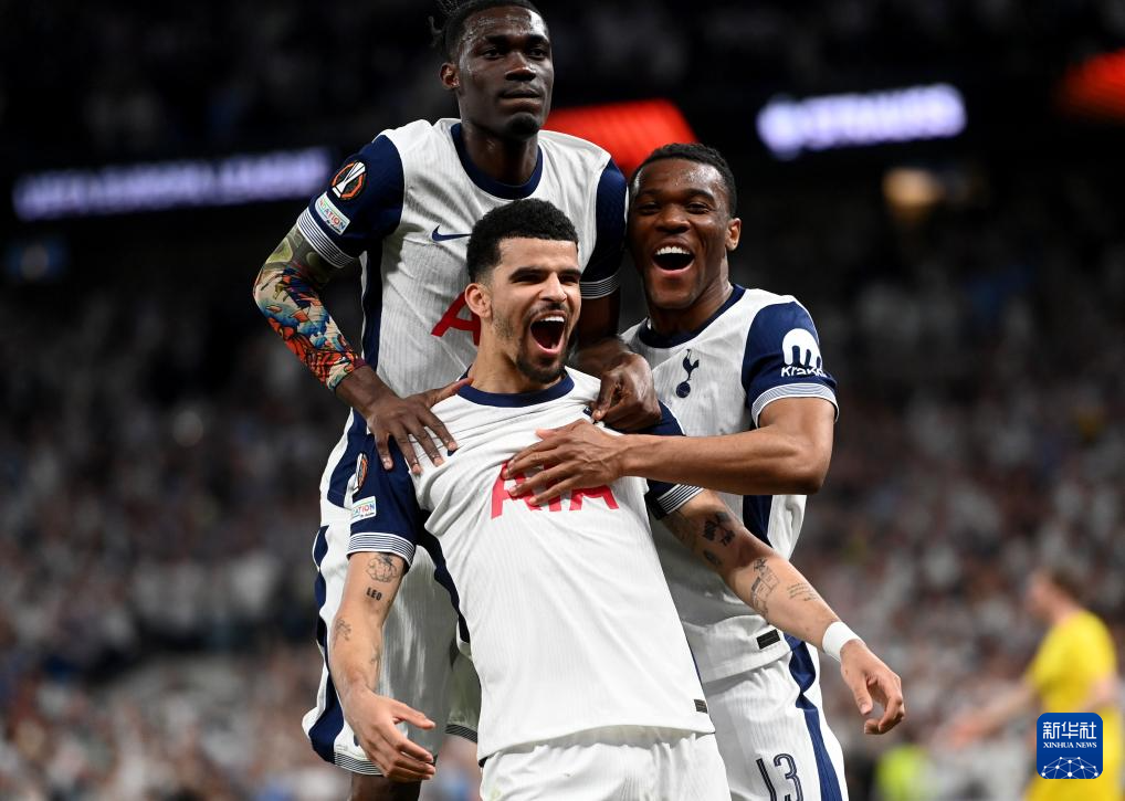 逆袭称王，苏超泰州队获2025微博竞燃之夜年度全民闪耀运动队（苏超泰州队逆风封王，荣膺2025微博竞燃之夜年度全民闪耀运动队）