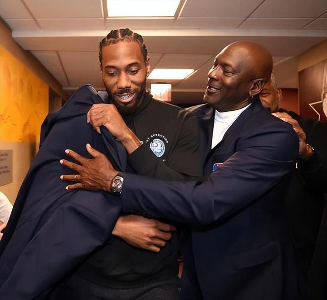 凯恩：英格兰目标是世界杯夺冠，要付出大量努力但令人兴奋（凯恩称英格兰目标是捧起世界杯，过程艰辛却令人振奋）