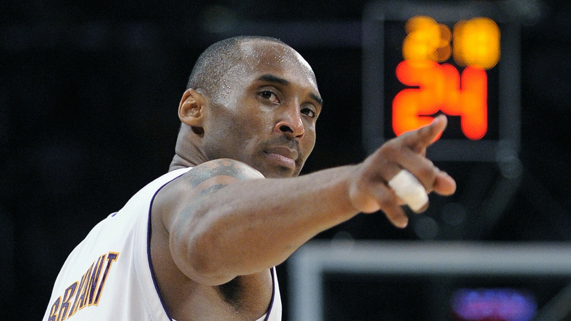 德劳伦蒂斯：孔蒂正带领球队重回正轨，球员也听从了他的指示（德劳伦蒂斯：孔蒂率队回到正轨，球员严格执行其要求）