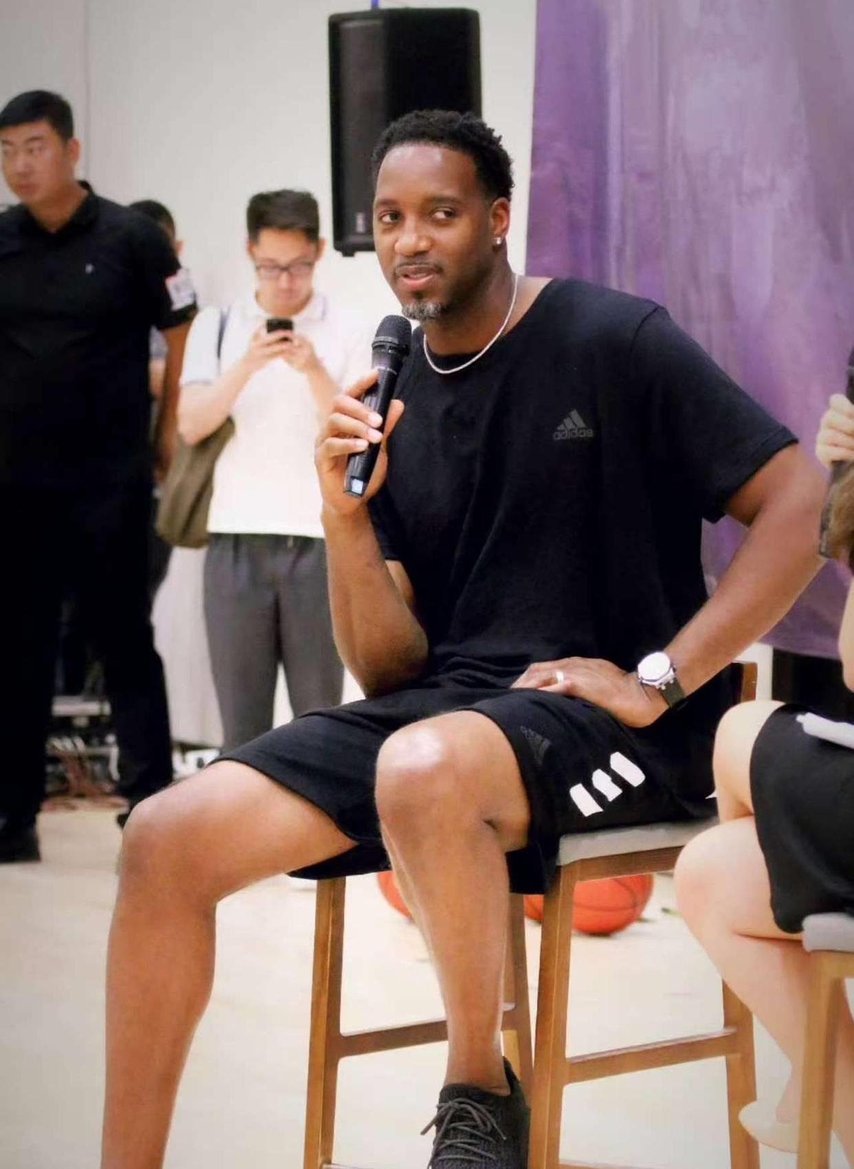 致敬，王刚庆祝足协杯冠军时背后写着：献给我们的主帅塞蒂恩（王刚庆足协杯封王，背后字样致敬主帅塞蒂恩）