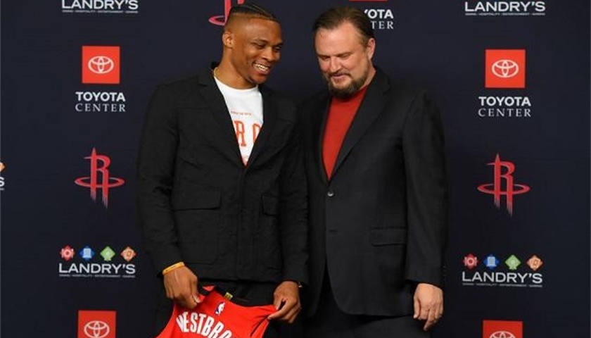 韦斯利-福法纳：埃斯特旺像队中的小宝宝，我们都在帮他适应（韦斯利·福法纳：埃斯特旺像队里最小的孩子，大家正帮他尽快融入）