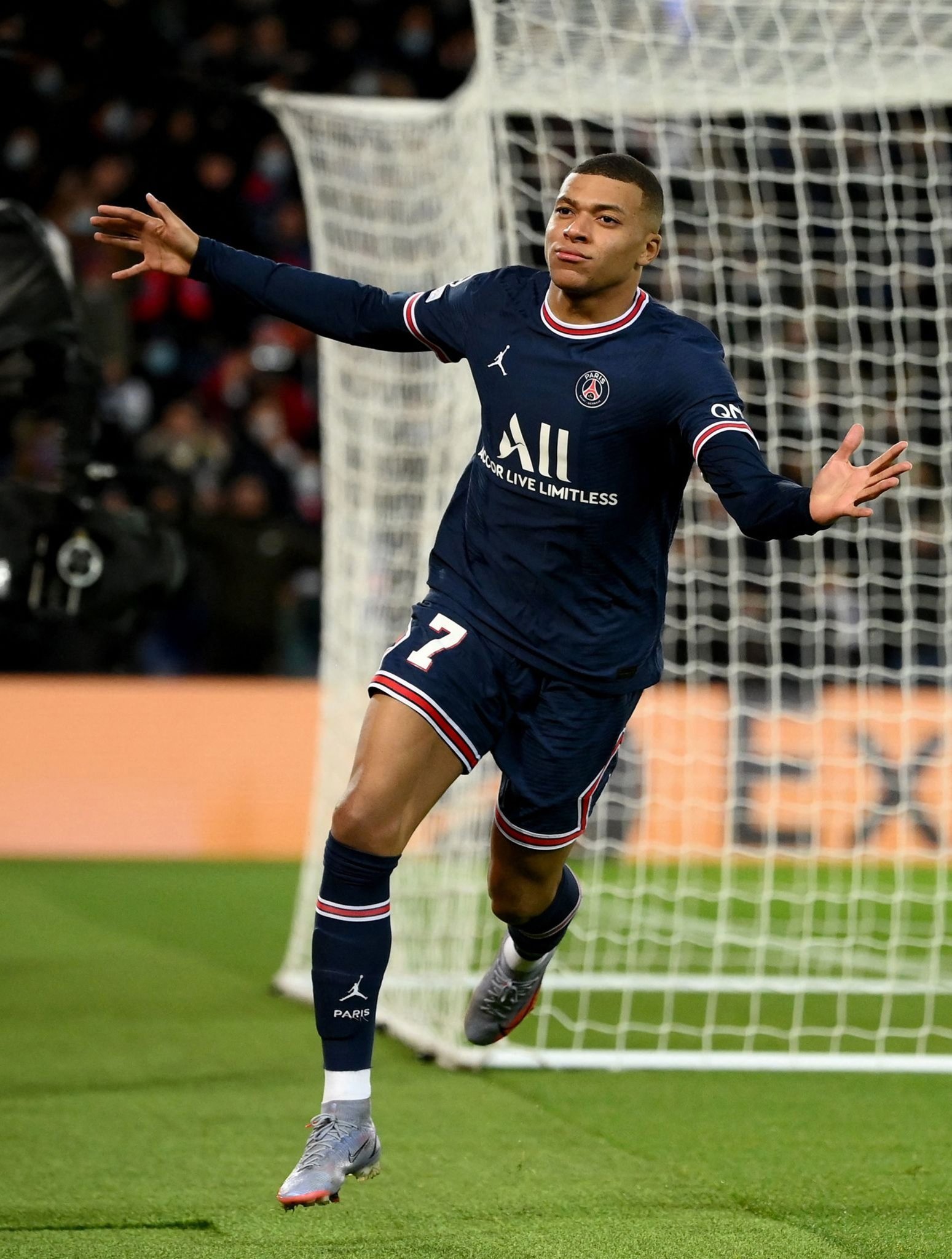 张琳芃第11次赢得中超冠军，超越郑智成国内联赛历史第一人！（张琳芃加冕中超第11冠，超越郑智成国内联赛历史第一人）