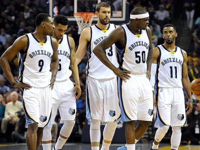 西媒：巴萨对阿拉维斯门票系统崩溃，球迷高喊反拉波尔塔口号（西媒：巴萨对阵阿拉维斯售票系统宕机，球迷高呼反拉波尔塔口号）