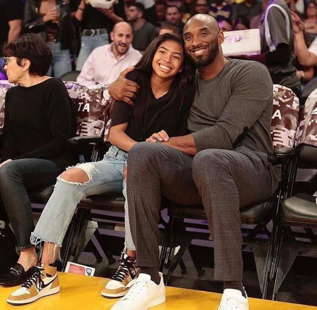 惨败国安后亚泰球员贺一然被自家球迷辱骂，他做出手势回击（惨负国安后，亚泰球员贺一然遭本队球迷辱骂，以手势回敬）