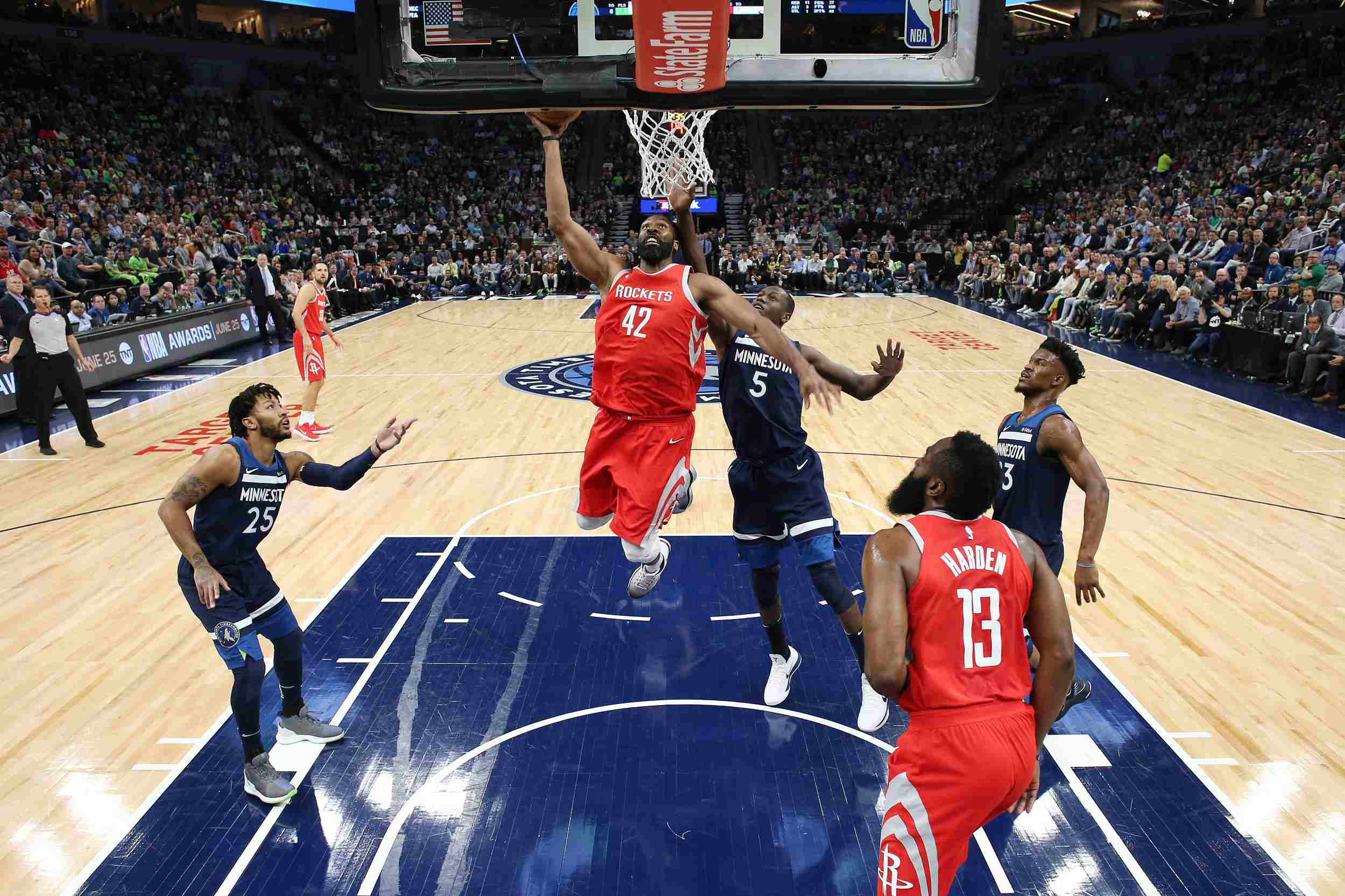 希腊媒：曼联与皇马已经报价奥林匹亚科斯18岁中场穆扎基蒂斯（据希媒报道，皇马与曼联已向奥林匹亚科斯18岁中场穆扎基蒂斯递交报价）