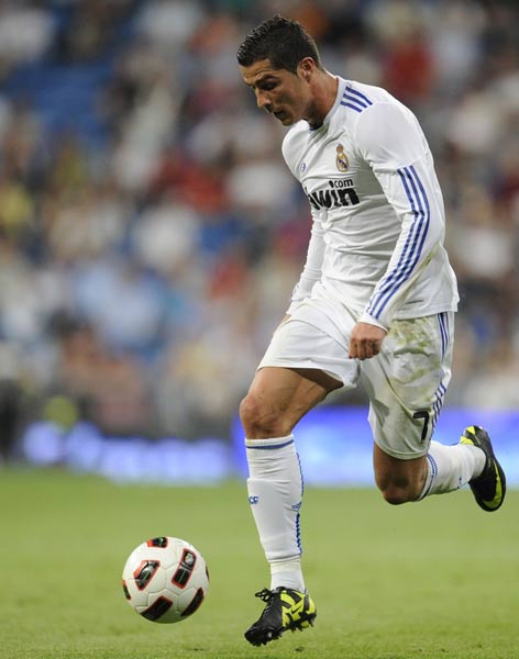 欧文突破防守造成杀伤球成功（欧文强突撕裂防线造犯规打成）