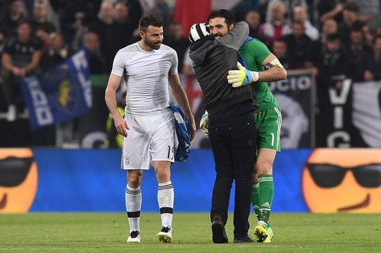 记者：库尔图瓦因肠胃炎退出训练，预计无法出战奥林匹亚科斯（库尔图瓦肠胃炎缺席训练，预计无缘对阵奥林匹亚科斯）