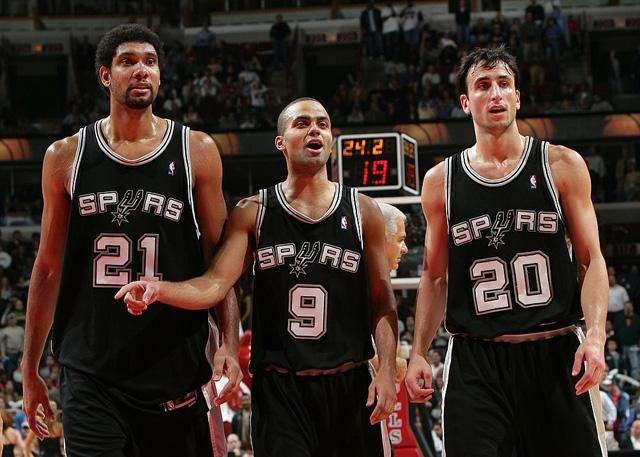 骑士新赛季表现下滑，爆冷输给马刺，主场优势助力取胜，马刺虽缺主力仍保持竞争力。（骑士状态走低遭马刺爆冷，主场加持助其告捷，马刺缺将仍具竞争力）