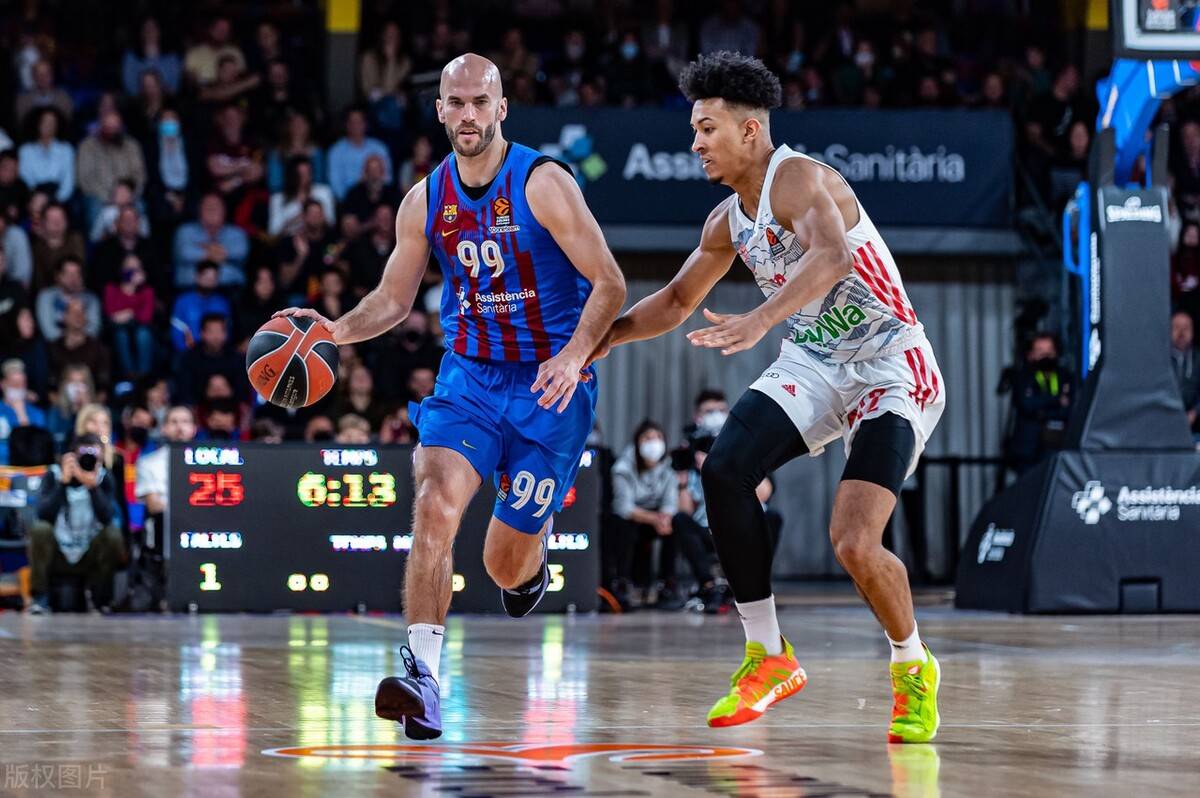 浙BA赛场热血对决场外市集逛吃两不误（浙BA激战正酣，场外市集逛吃不停）