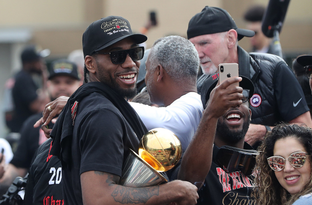 记者：老佛爷今天开启了机关枪模式，演讲的精彩程度前所未有（记者：老佛爷今日火力全开，演讲精彩空前）