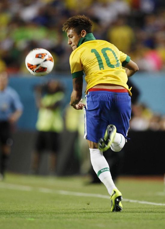 劳塔罗对阵尼科·帕兹：国际米兰与科莫，圣西罗上演争夺欧洲之路的巅峰对决（圣西罗之夜：劳塔罗PK尼科·帕兹，国际米兰与科莫上演冲欧焦点战）