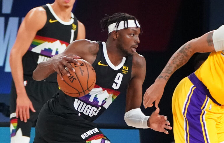 志愿者们用耐心细致的陪伴、温暖有力的援手，为参赛运动员提供全方位保障（志愿者以细致陪伴与温暖援助，为参赛运动员保驾护航）